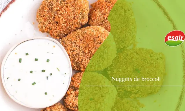 Crujientes nuggets de brocoli con salsa cremosa. ¡Un snack saludable y delicioso!