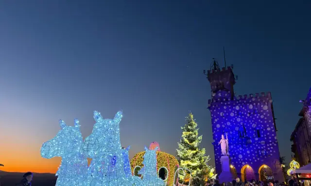 Luci scintillanti e un'atmosfera magica per il Natale a San Marino. Carrozze illuminate e un albero maestoso creano uno scenario da fiaba.