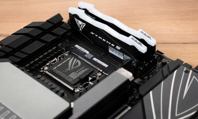 Dwa moduły pamięci RAM XTREME5 VIPER zamontowane na płycie głównej Maximus.