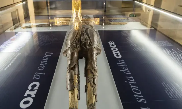 Il Crocifisso ligneo dorato, esposto nel vercelli centro storico, racconta la sua storia.