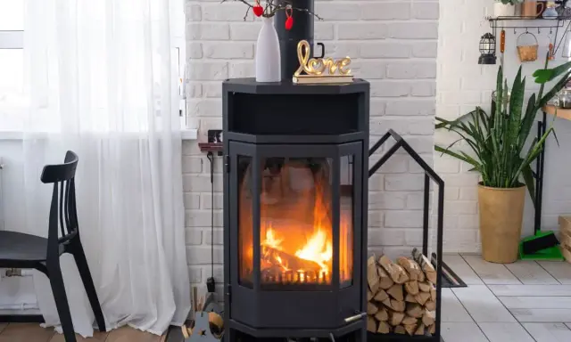 Un **four norvégien** moderne crépite de flammes, réchauffant un salon décoré de cœurs rouges et d'une enseigne "love".