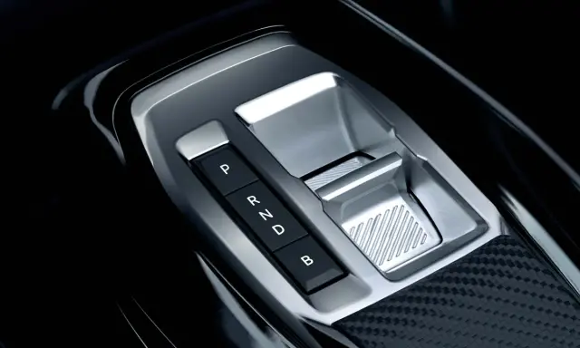 Il selettore di marcia di un'auto elettrica mostra P, R, N, D e B. Anche le auto elettriche hanno le marce, come dimostra questo dettaglio moderno.