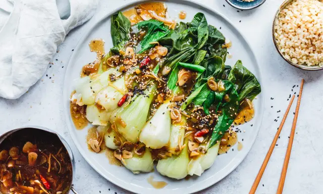 Ein köstliches Hauptgericht mit Pak Choi, serviert mit einer würzigen Sauce und Sesam. Perfekt für ein gesundes Abendessen.