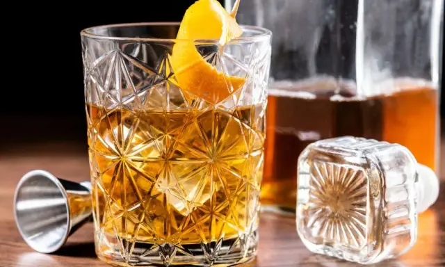 Jak pić whisky? Obal mity i znajdź swój idealny sposób