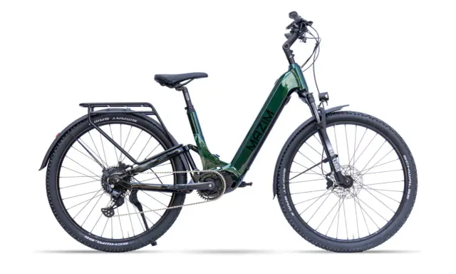Zielony rower elektryczny MAZIM z napędem na przednie koło, bagażnikiem i błotnikami.