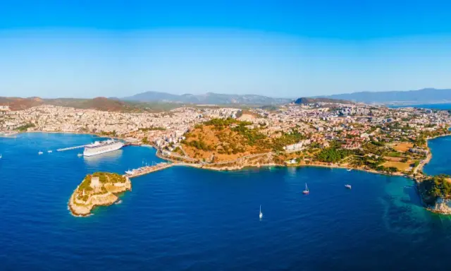 Panoramica di Kusadasi, Turchia: cosa vedere include la città costiera, navi da crociera, isole e il castello.