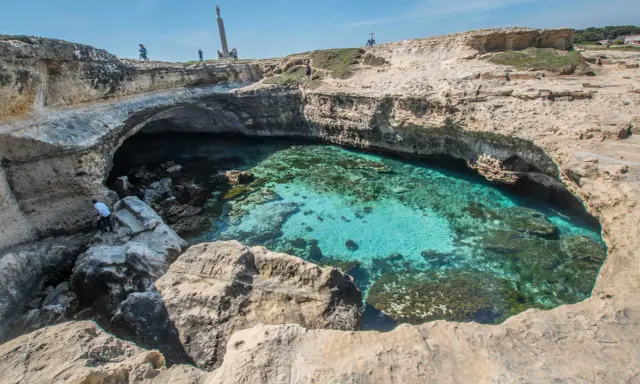 La Grotta della Poesia, un gioiello pugliese, con le sue acque cristalline e le rocce scolpite dal tempo.