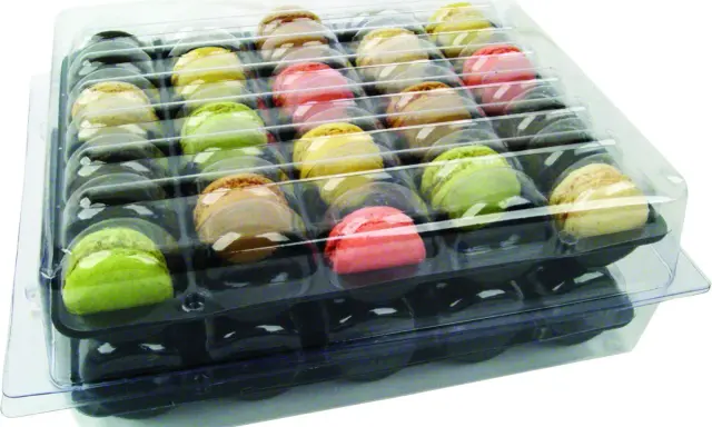 Une boite de macaron colorée, prête à être dégustée.