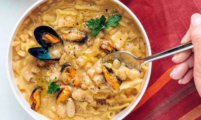 Un plato humeante de pasta fagioli e cozze, con mejillones jugosos y alubias cremosas en un caldo sabroso.