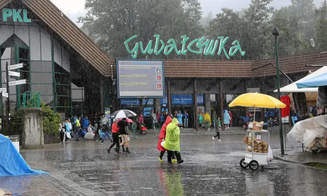 Deszczowa pogoda w Zakopanem? Na Gubałówce można schronić się pod parasolem, kupić coś na rozgrzewkę lub skorzystać z kolejki linowej.