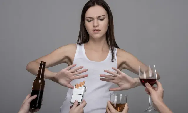 Kobieta odrzuca alkohol i papierosy, chroniąc swoje szare komórki. Czy szare komórki się regenerują? Zdrowy wybór to podstawa.
