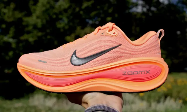 Pomarańczowy but do biegania Nike z technologią ZoomX. Czy w butach do biegania można chodzić? Tak, są wygodne na co dzień!