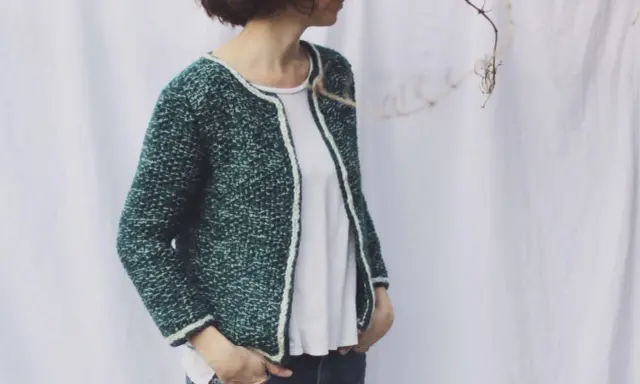 Chaqueta tejida a dos agujas con borde blanco. Encuentra patrones de chaquetas de punto dos agujas gratis para crear la tuya.