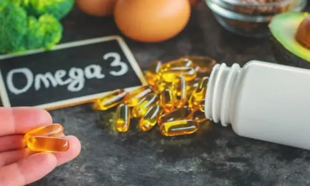 Kapsułki omega 3 na co? Na zdrowie! W tle brokuły, jajka, awokado i nasiona.