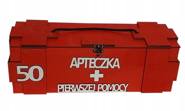 Czerwona skrzynka na 50 urodziny z napisem "APTECZKA PIERWSZEJ POMOCY".