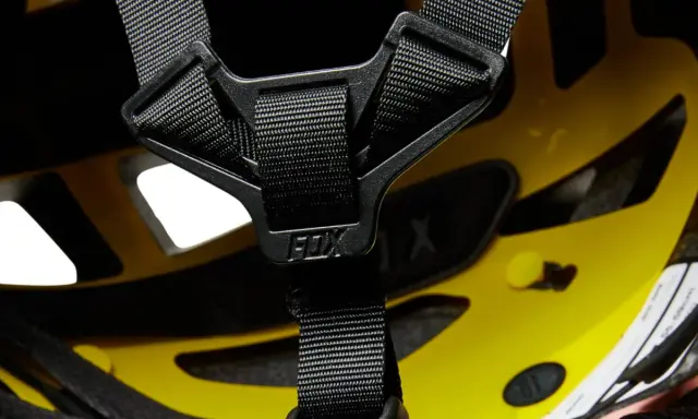 Wewnętrzna część żółtego kasku rowerowego z systemem MIPS. Czy kask MIPS warto kupić? Ten model Fox zapewnia bezpieczeństwo.