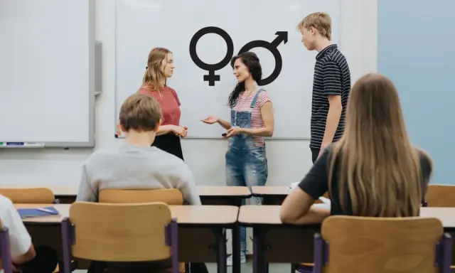 Nauczycielka omawia z uczniami symbole płci, tworząc scenariusz zajęć z edukacji seksualnej.