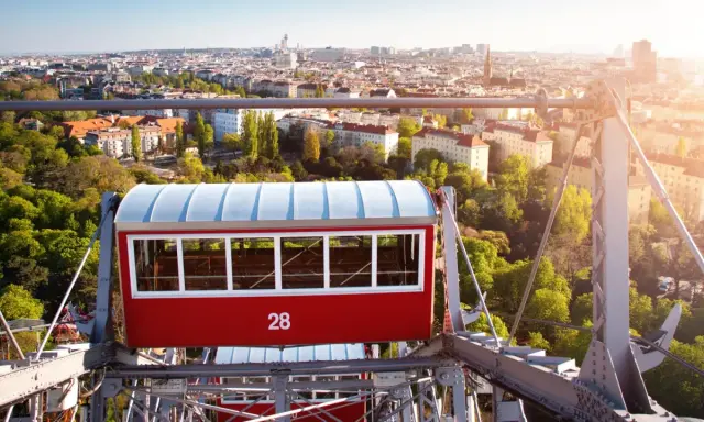 Riesenrad-Gondel mit Blick auf Wien. Eine Fahrt mit dem Riesenrad ist ein Muss, wenn man wissen will, was man in Wien machen kann.