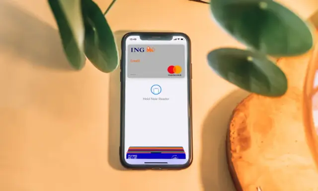 Zobacz, jak działa Apple Pay: zbliż telefon z kartą ING Mastercard do czytnika. Szybko i bezpiecznie zapłacisz.