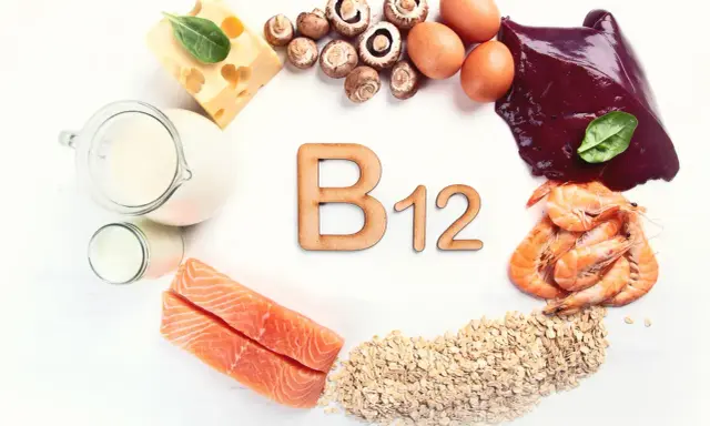 Produkty bogate w witaminę B12: łosoś, wątróbka, jajka, nabiał, krewetki, grzyby, ser, płatki owsiane. Zapobiegają objawom niedoboru witaminy B12 u osób starszych.
