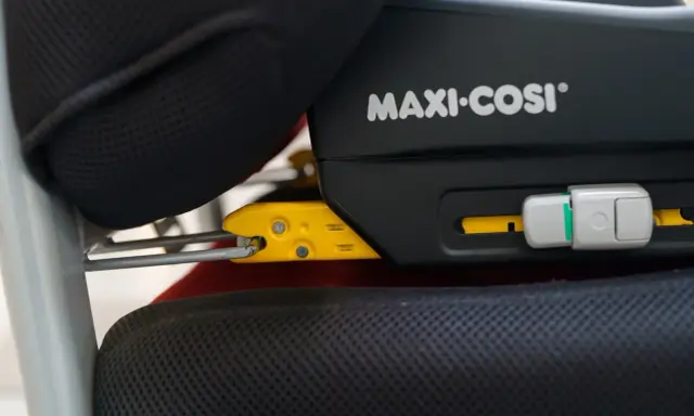 System Isofix w foteliku Maxi-Cosi, gotowy do montażu. Bezpieczeństwo dziecka to priorytet, czy wybierzesz Isofix czy pasy?