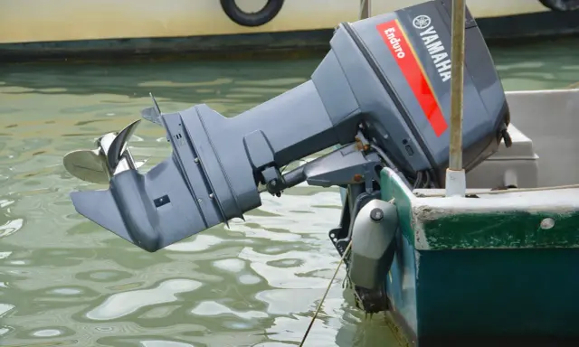 Moteur hors-bord Yamaha Enduro prêt pour l'hivernage moteur hors bord. Hélice hors de l'eau.