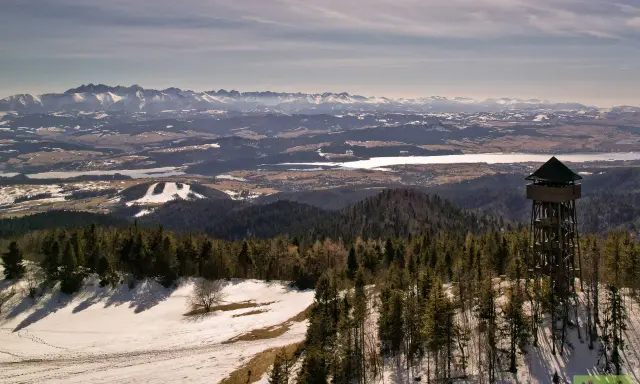 Wieża widokowa na Lubaniu szczycie oferuje zapierający dech w piersiach widok na ośnieżone Tatry i jeziora.