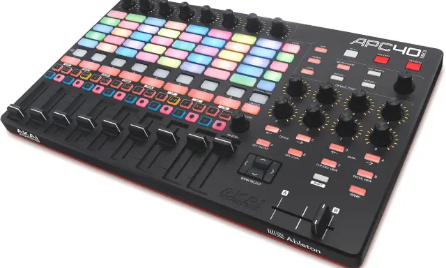 Contrôleur MIDI Akai APC40 MKII avec pads lumineux, faders et potentiomètres, prêt pour le daw def.
