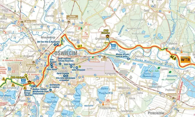 Mapa drogowa Małopolski z zaznaczonymi atrakcjami turystycznymi, miastami i drogami wodnymi.