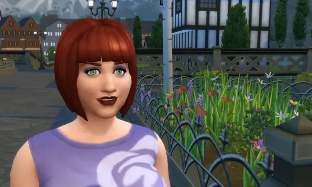 Sympatyczna Simka z rudymi włosami i zielonymi oczami, ubrana w fioletową bluzkę, pozuje na tle kwitnącego ogrodu. To świetny przykład mody w grze The Sims 4.