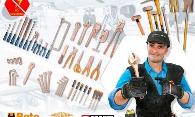 Un trabajador sonriente muestra herramientas de bronce, incluyendo llaves inglesas y alicates, junto a un surtido de herramientas de seguridad.