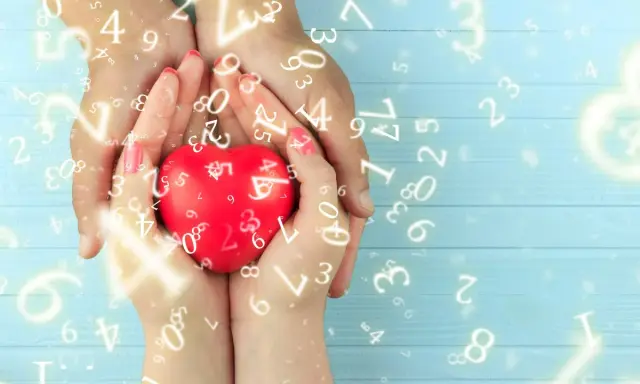 Dłonie trzymają czerwone serce, otoczone liczbami. Numerologia 1 i 3 symbolizują harmonię i kreatywność.