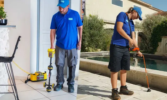 Techniciens utilisant des appareils pour localiser une fuite d'eau non visible, l'un à l'intérieur, l'autre près d'une piscine.