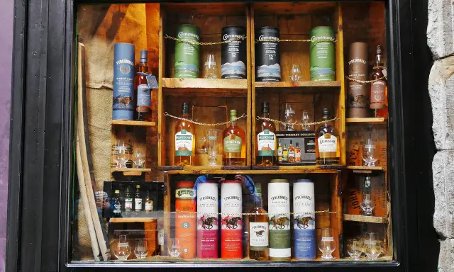 Whisky-Auslage mit Flaschen und Tuben von Kilbeggan und Tyrconnell. Die Frage, ob Whisky schlecht werden kann, wird hier nicht beantwortet, aber die Auswahl ist beeindruckend.