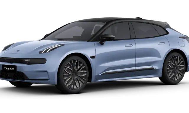 Ein hellblauer Zeekr 001 mit schwarzem Dach und markanten Felgen steht bereit für die Fahrt.