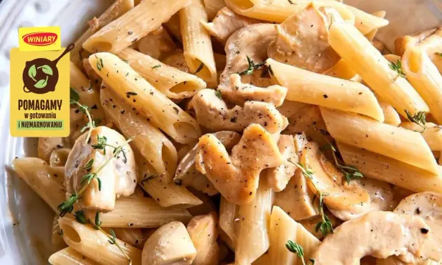 Penne z kurczakiem i pieczarkami: Jak zrobić kremowy obiad w 30 min?