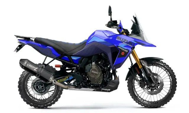 Niebieski motocykl Suzuki V-Strom 800 DE z akcesoriami, gotowy na przygodę.