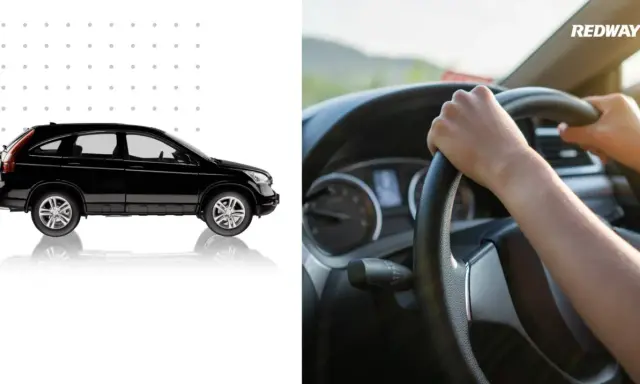 Manos al volante, listo para arrancar el motor sin acelerar. Un coche negro espera.