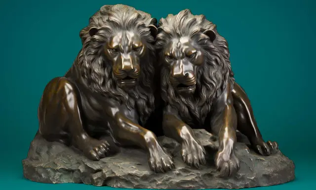 Deux lions en bronze majestueux, posés sur un rocher. Une œuvre qui montre comment faire briller du bronze pour un rendu saisissant.