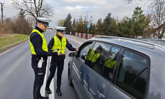 Policjanci kontrolują kierowców. Trzeźwy poranek to podstawa prawna bezpiecznej podróży.