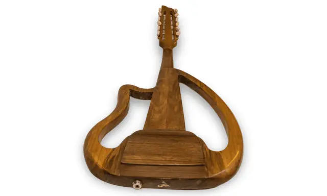 Guitare maghreb en bois, au design moderne et épuré, avec un manche à 12 cordes.