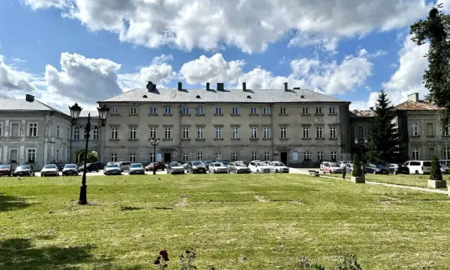 Pałac Zamoyskich w Zamościu, z parkingiem przed fasadą. Sprawdź cennik zwiedzania!