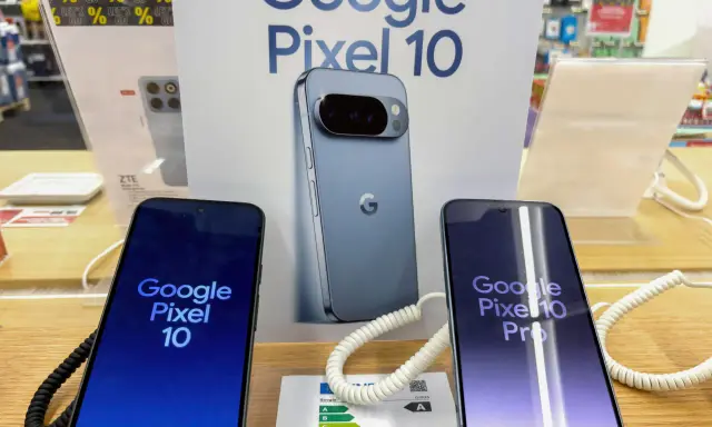 Dwa telefony Google Pixel 10 i Pixel 10 Pro na wystawie sklepowej. Zapowiedź premiery.