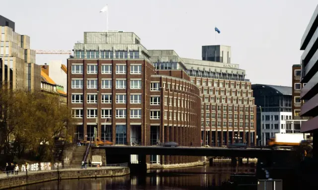 Steigenberger Hotel Hamburg: Backsteinfassade, Brücke über Fleet, moderne Architektur.