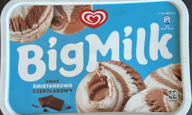 Opakowanie lodów Big Milk o smaku śmietankowo-czekoladowym z widocznymi porcjami lodów i kostkami czekolady.