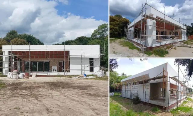 Casa moderna en construcción, con andamios. Averiguar cuanto cuesta construir una casa es clave para este proyecto.