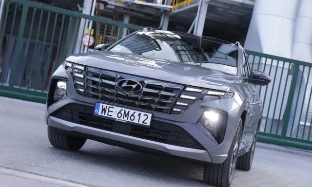Szary Hyundai Tucson N Line, idealny na wycieczkę po mieście i poza nim. Ten turystyk z pewnością przyciągnie wzrok.