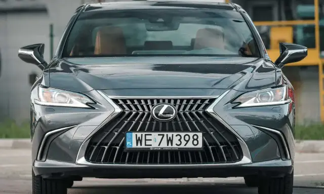 Elegancki, ciemnoszary Lexus 300h z charakterystycznym grillem i reflektorami LED, gotowy do jazdy.