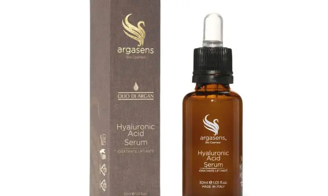 Flacone e scatola di siero viso Argasens Hyaluronic Acid Serum. Quante gocce di siero viso bastano per una pelle idratata e liftata?