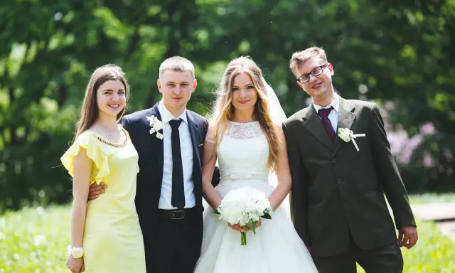 Para młoda z druhnami i świadkiem. Czy świadek musi być pełnoletni? Wesele w plenerze.